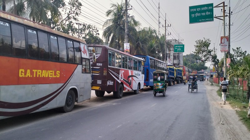 চাঁপাইনবাবগঞ্জে মোটর শ্রমিকদের অভ্যন্তরীণ দ্বন্দে সকল রুটে বাস,মিনিবাস ও ট্রাক চলাচল বন্ধ